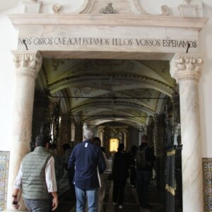 Clients entering the Chapel of Bones in Évora on a guided tour with Rodrigo.