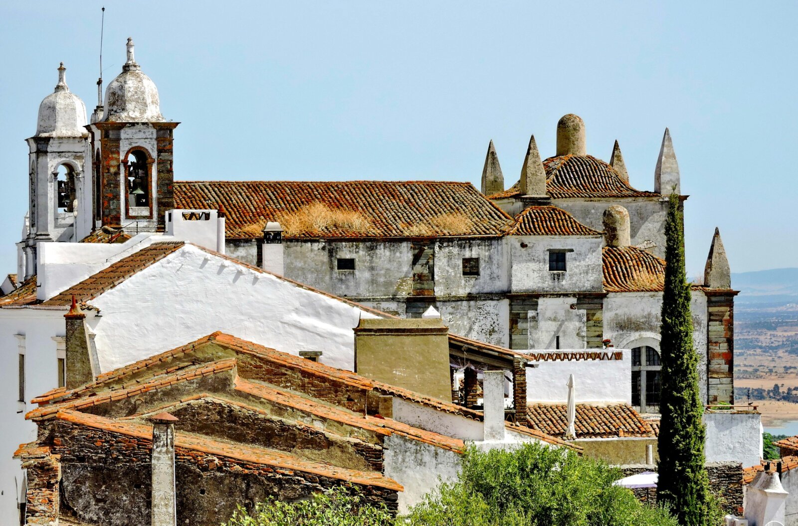 A view of the rooftops and historic architecture of Monsaraz, a medieval village in the Alentejo, known for its panoramic landscapes and cultural heritage, included in Premium Tours’ private tours in Portugal.