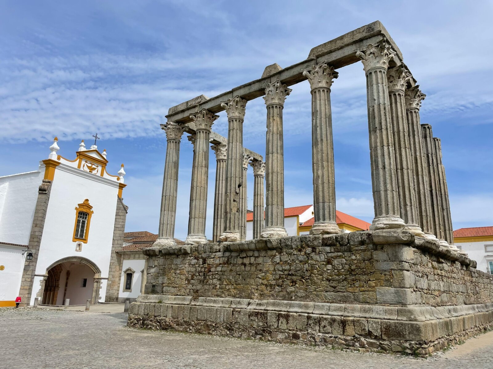 The Roman Temple of Évora, also known as the Temple of Diana, an iconic monument in the city classified as a UNESCO World Heritage site, is included in Premium Tours’ cultural tours of the Alentejo. 