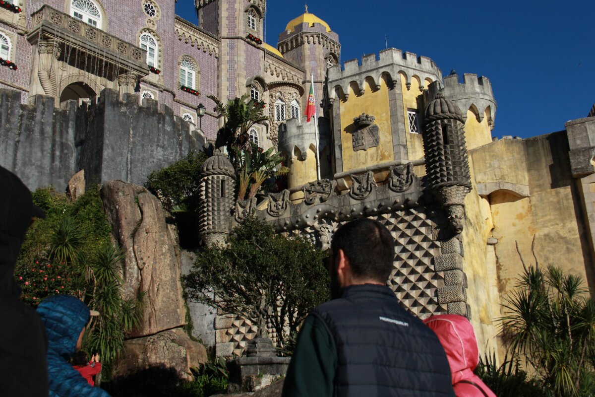 Guia Bernardo Palácio da Pena Sintra Tour Guia Bernardo com um grupo de clientes em frente ao Palácio da Pena, em Sintra