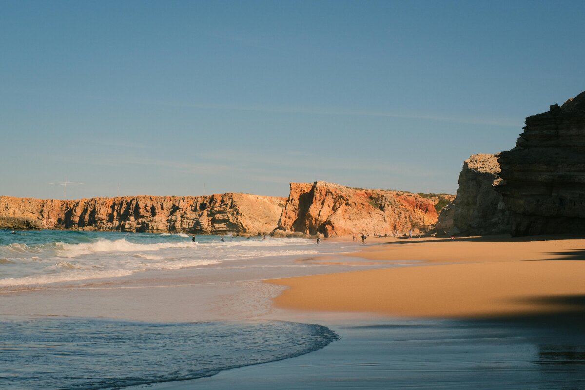 Praia Algarve Portugal Falésias douradas e praia no Algarve, Portugal